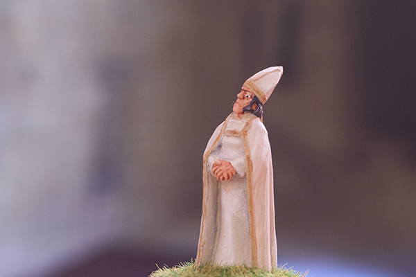 figurine villageois eveque